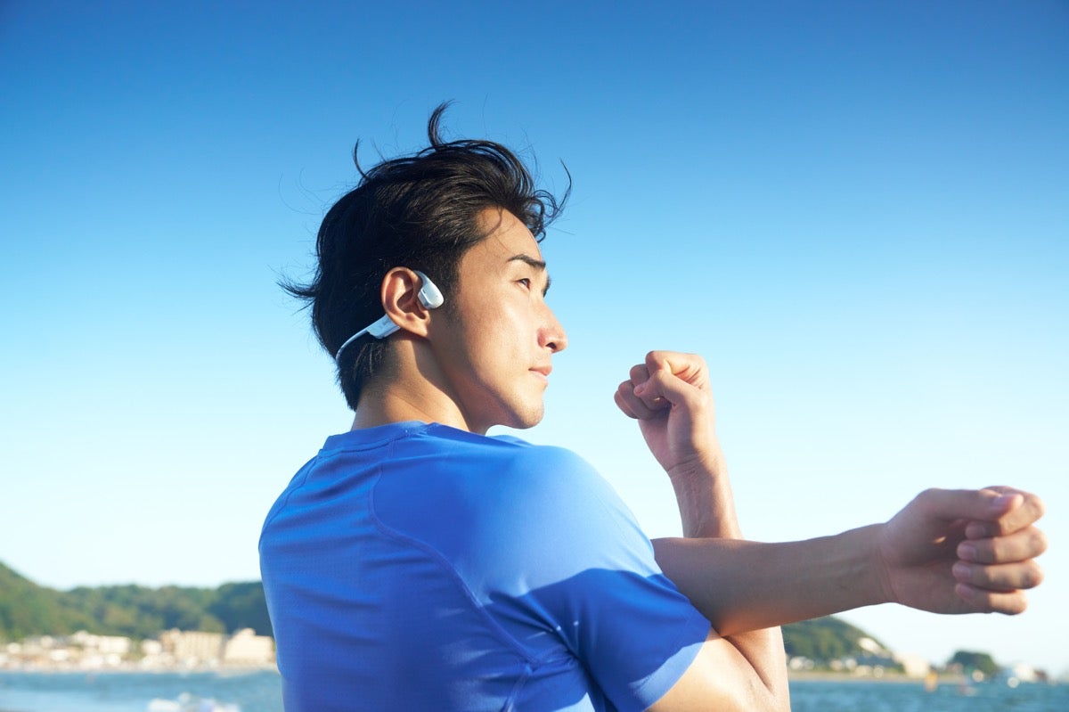 Shokz OpenRun Pro 2 実機レビュー！口コミ100件で判明した音質と音漏れの真実 - 細部まで緻密に作り込まれたイヤホン本体のクローズアップ