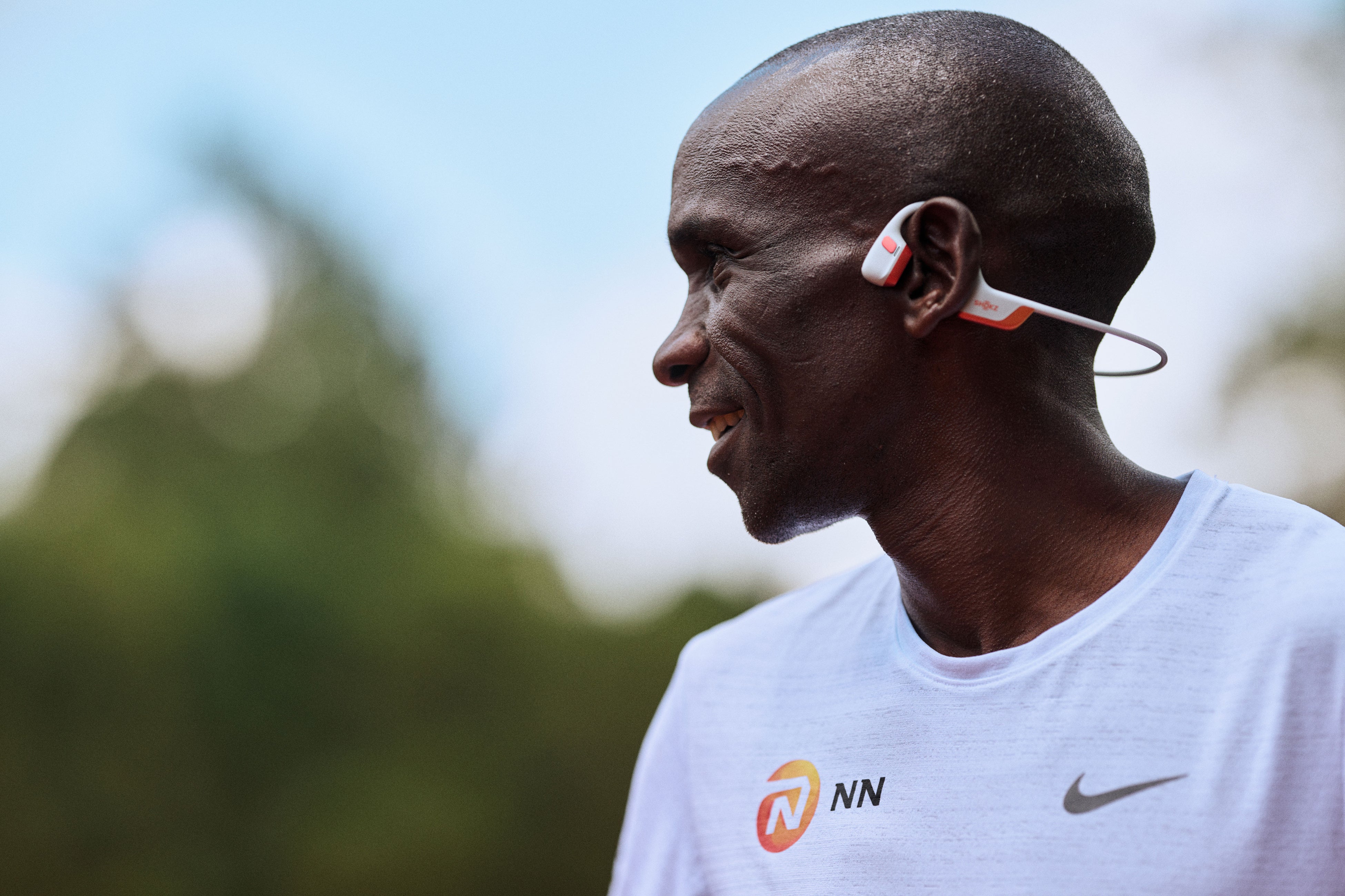 Shokz OpenRun Pro 2 実機レビュー！口コミ100件で判明した音質と音漏れの真実 - 日常に溶け込み、快適なフィット感を提供する装着イメージ